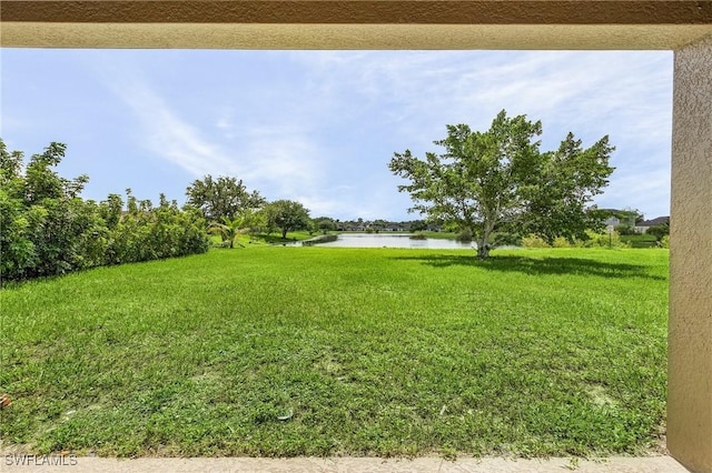 view of yard featuring a water view