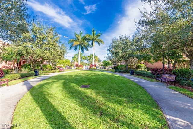 view of property's community featuring a lawn