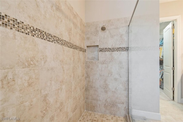 bathroom featuring tiled shower