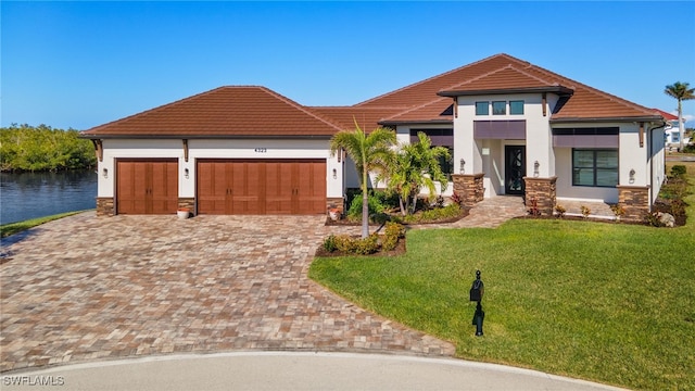 view of front of house featuring a front yard and a garage