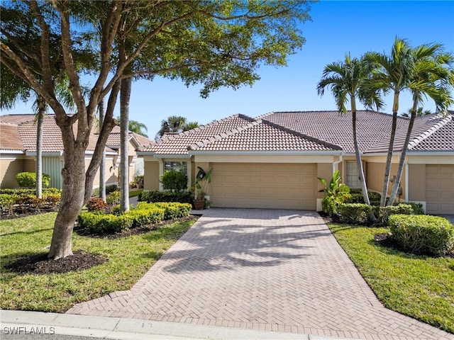 view of front of property featuring a front yard and a garage