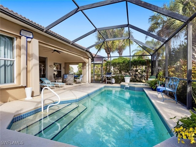 view of swimming pool with a lanai, ceiling fan, a patio, and an in ground hot tub