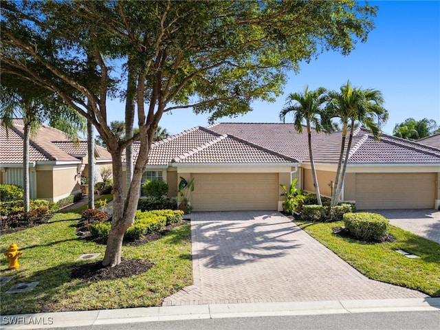 view of front facade featuring a front lawn and a garage