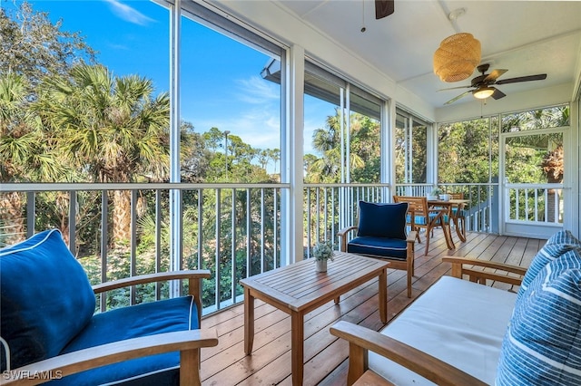 sunroom with ceiling fan