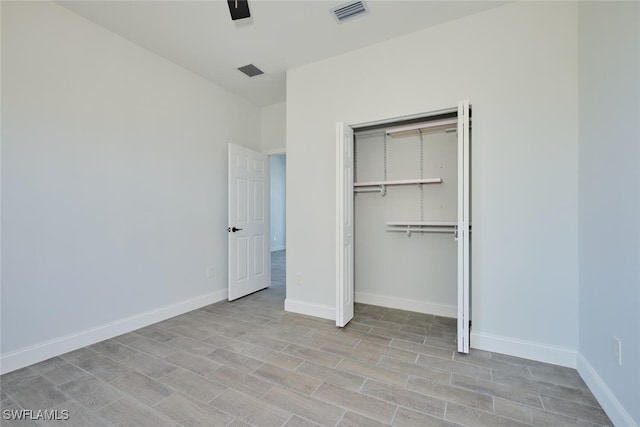 unfurnished bedroom featuring ceiling fan and a closet