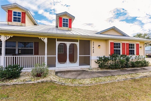 view of front of house with a front yard