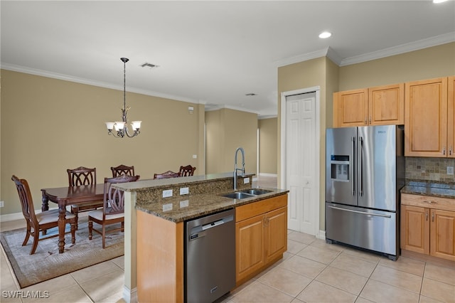 kitchen with sink, stainless steel appliances, an island with sink, light tile patterned floors, and ornamental molding