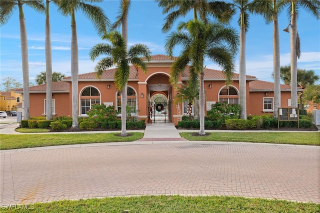 view of front of property featuring a front lawn