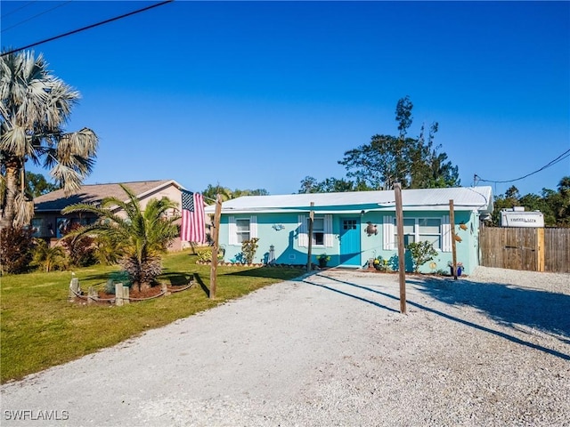 view of front of house featuring a front lawn