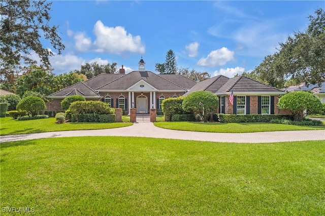 single story home with a front lawn