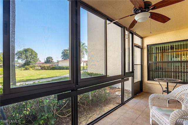 sunroom with ceiling fan