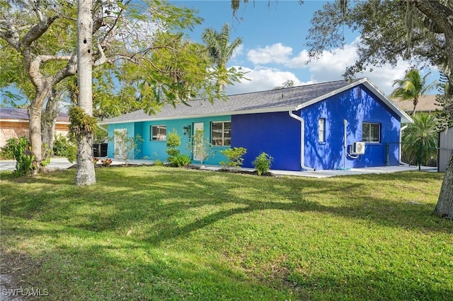 view of front facade featuring a front lawn