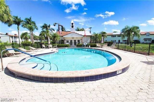 view of swimming pool