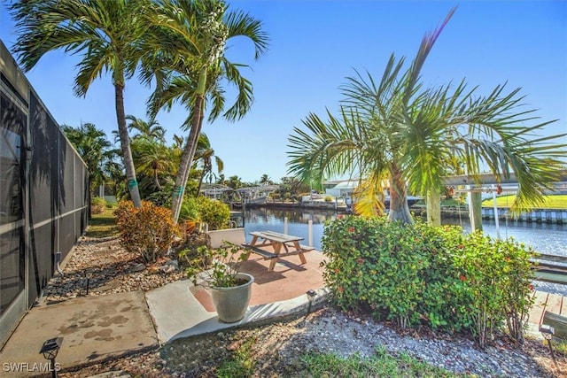 view of yard featuring a water view