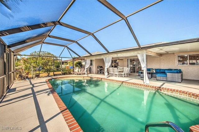 view of swimming pool featuring a lanai, an outdoor living space, ceiling fan, and a patio