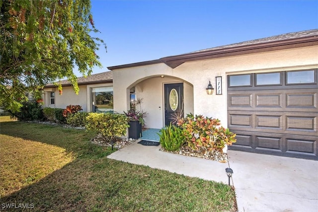 view of front of home featuring a front lawn and a garage