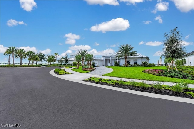 view of front of house featuring a front lawn