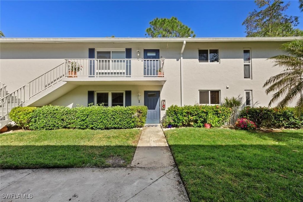 view of front of house featuring a front lawn