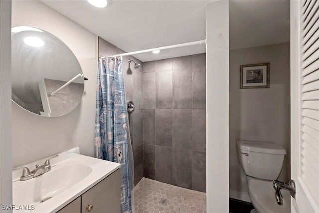 bathroom with a shower with shower curtain, vanity, and toilet