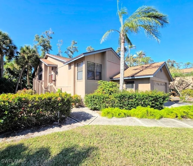 view of front of house featuring a front yard