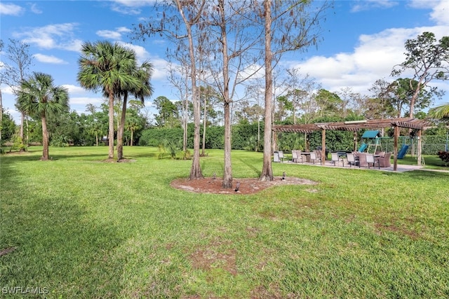 view of yard featuring a pergola