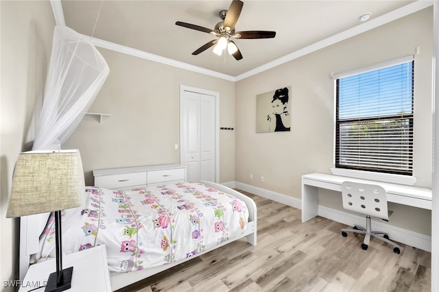 bedroom with ceiling fan, light hardwood / wood-style floors, ornamental molding, and a closet