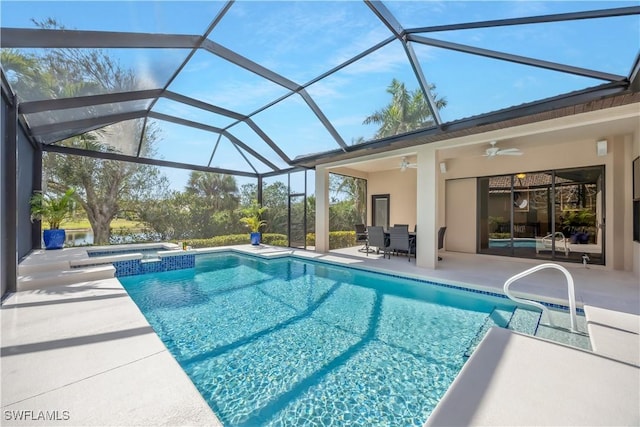 view of swimming pool featuring a pool with connected hot tub, outdoor dining area, a patio area, and a ceiling fan