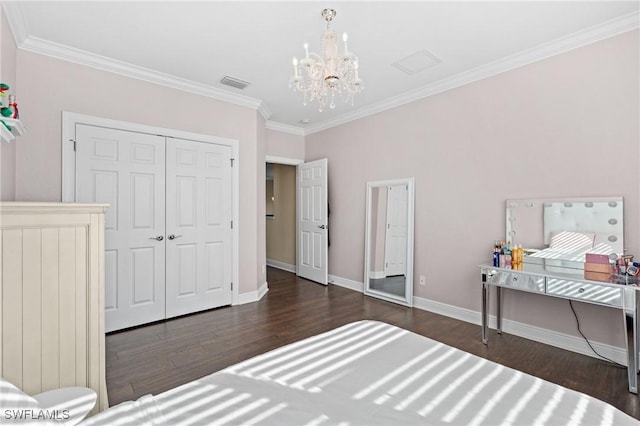 bedroom with a notable chandelier, crown molding, dark wood-type flooring, and a closet