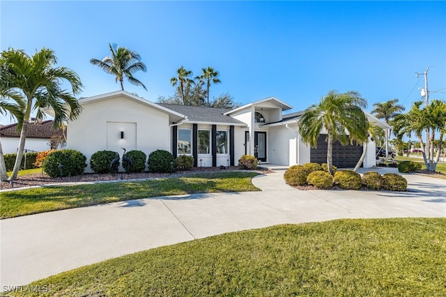 view of front of house featuring a front lawn