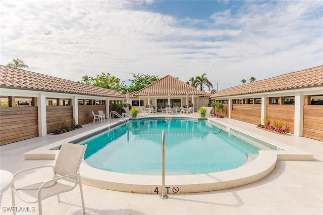 2600 Gulf Shore Blvd N Unit 32, Naples, FL 34103 - community pool with a patio