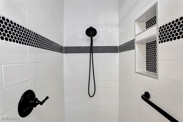 bathroom featuring tiled shower