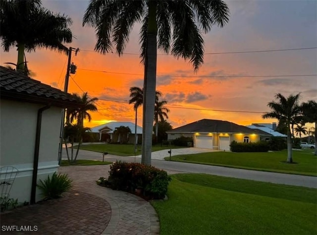 view of yard at dusk