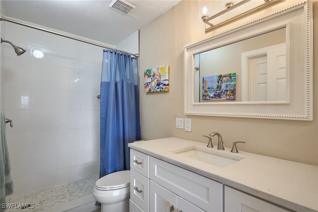 bathroom featuring a shower with curtain, vanity, and toilet