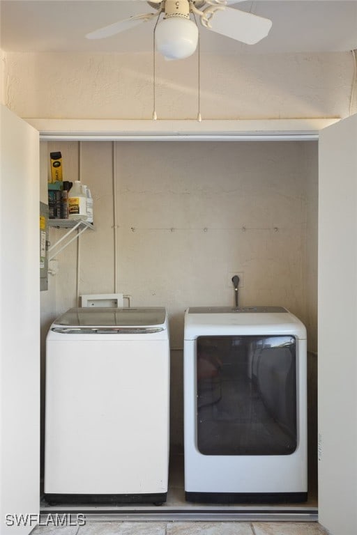 clothes washing area with ceiling fan and washer and dryer