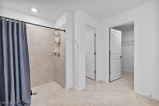 bathroom featuring a shower with shower curtain