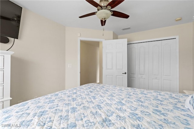 unfurnished bedroom with ceiling fan and a closet