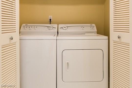 washroom featuring washing machine and clothes dryer