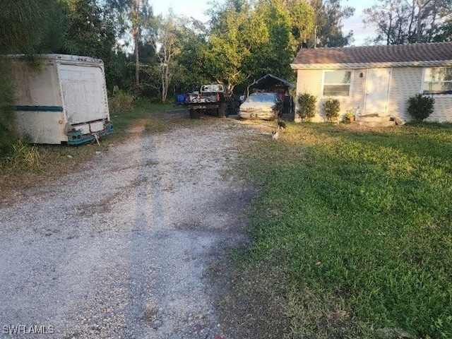 view of yard with an outbuilding