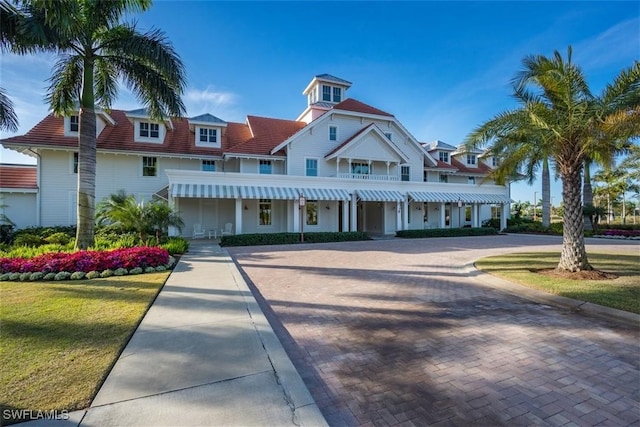 view of front of home featuring a front yard