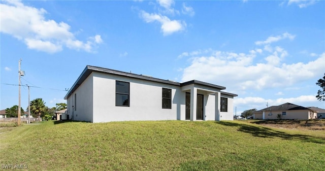 view of front of home featuring a front lawn