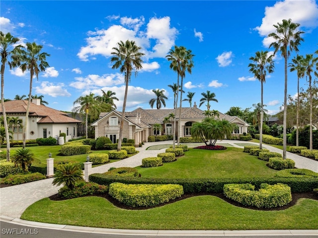 view of property's community featuring a lawn