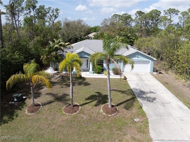 view of front facade featuring a garage, a front lawn, and driveway