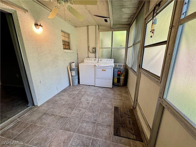 laundry room featuring a textured wall, ceiling fan, and independent washer and dryer