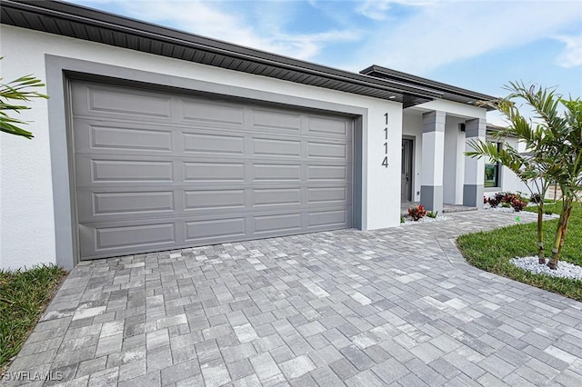 view of front facade featuring a garage