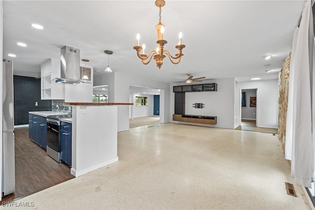 kitchen featuring ceiling fan with notable chandelier, blue cabinets, electric range, decorative light fixtures, and range hood