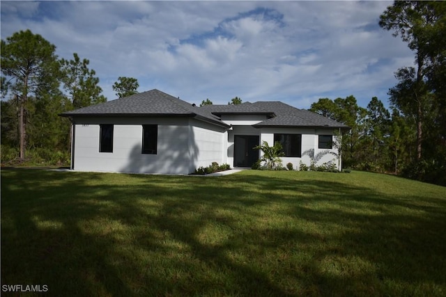 view of front of property featuring a front yard