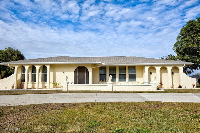 view of front of house with a front lawn