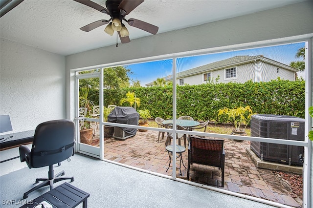 sunroom with ceiling fan