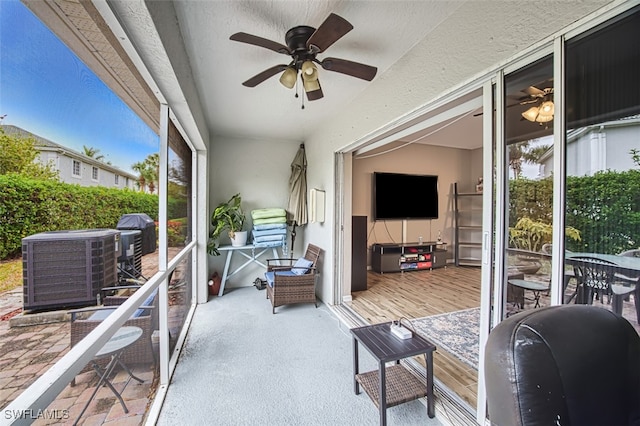 sunroom with ceiling fan