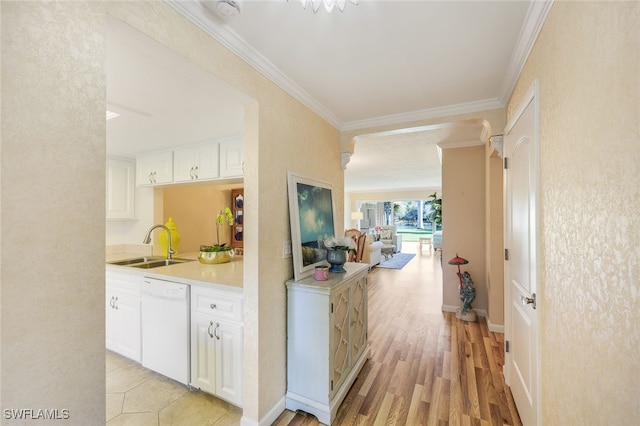 hallway featuring light hardwood / wood-style floors, crown molding, and sink